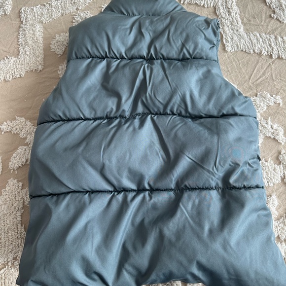 Old Navy water resistant puffer vest for boys gray
Size 5T - Picture 2 of 4